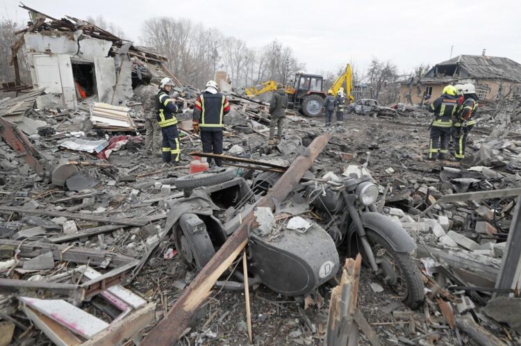 Ουκρανοί πυροσβέστες ερευνούν τα συντρίμμια κτηρίου κατοικιών έξω από το Κίεβο (φωτ.: EPA/Sergey Dolzhenko)