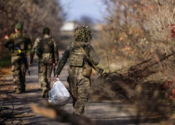 Ουκρανοί στρατιώτες περπατούν σε δρόμο έξω από τη Χερσώνα (φωτ.: EPA/Hannibal Hanschke)