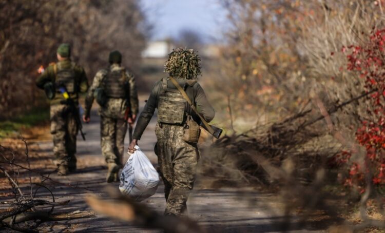 Ουκρανοί στρατιώτες περπατούν σε δρόμο έξω από τη Χερσώνα (φωτ.: EPA/Hannibal Hanschke)