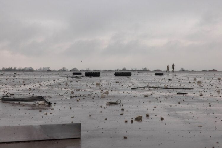 Ουκρανοί στρατιώτες προσπερνούν συντρίμμια στο κατεστραμμένο αεροδρόμιο της Χερσώνας, μετά τη ρωσική επίθεση που είχε δεχθεί τον Νοέμβριο η περιοχή (φωτ.: EPA/Roman Pilipey)