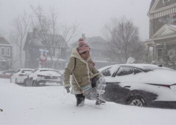 Γυναίκα στο Μπάφαλο προσπαθεί να περπατήσει μέσα στο χιόνι (φωτ.: EPA/Jalen Wright)