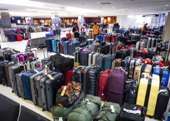 Εκατοντάδες βαλίτσες παραμένουν ακόμη στοιβαγμένες στο αεροδρόμιο BWI της Βαλτιμόρης, στο Μέριλαντ, περιμένοντας να παραδοθούν στους ιδιοκτήτες τους (φωτ.: EPA/Jim Lo Scalzo)