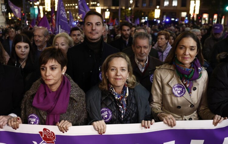 Από αριστερά, οι Ισπανίδες υπουργοί Εδαφικής Πολιτικής Ιζαμπέλ Ροντρίγκεζ, Οικονομίας Νάντια Καλβίνο και Ρέγιες Μαρότο συμμετέχουν στη Διεθνή Ημέρα για την Εξάλειψη της Βίας κατά των Γυναικών στη Μαδρίτη, τον περασμένο Νοέμβριο. Η συγκεκριμένη ημέρα θεσμοθετήθηκε σε μια προσπάθεια να στρέψει την προσοχή στο γεγονός ότι οι γυναίκες σε όλο τον κόσμο υφίστανται βιασμό, ενδοοικογενειακή βία και άλλες μορφές βίας (φωτ.: EPA/Sergio Perez)