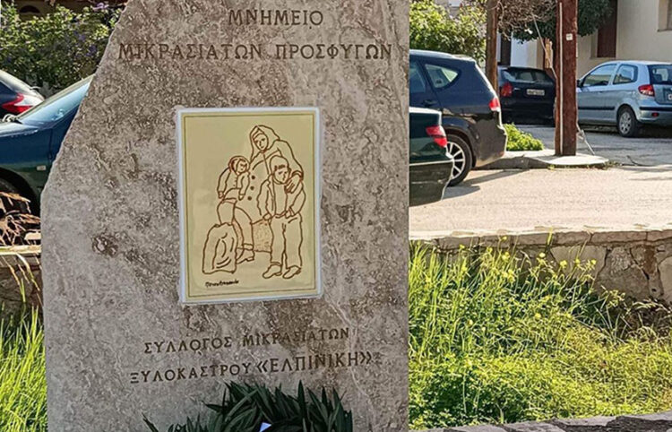 Το μνημείο στο Ξυλόκαστρο, για τους Μικρασιάτες πρόσφυγες (φωτ.: Περιφέρεια Πελοποννήσου)