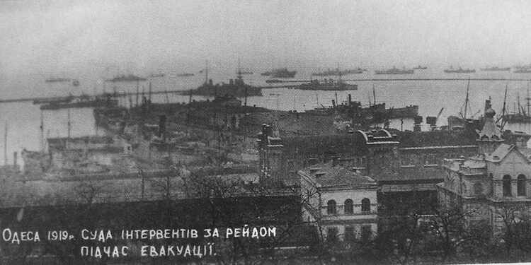 Απρίλιος 1919. Ελληνικά και γαλλικά πλοία στο λιμάνι της Οδησσού κατά τη διάρκεια εκκένωσης της πόλης (πηγή: Wikipedia)