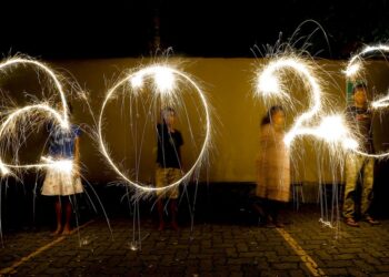 Νέοι στη Σρι Λάνκα γράφουν το 2023 με πυροτεχνήματα (φωτ.: EPA/Chamila Karunarathne)