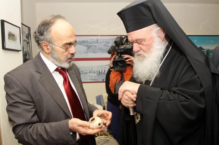 Ο Αρχιεπίσκοπος Αθηνών Ιερώνυμος ξεναγείται στο Μουσείο Προσφυγικού Ελληνισμού της Μητρόπολης Νεαπόλεως και Σταυρουπόλεως από τον διευθυντή του Κωνσταντίνο Νίγδελη (φωτ. αρχείου: MotionTeam/Βασίλης Βερβερίδης)