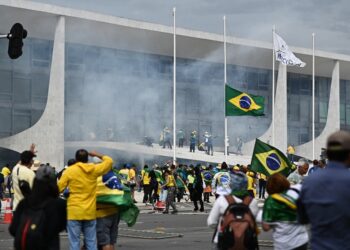 Οπαδοί του Μπολσονάρου εισβάλλουν στο Κογκρέσο της Βραζιλίας(Φωτ.: EPA/Anre Borges)