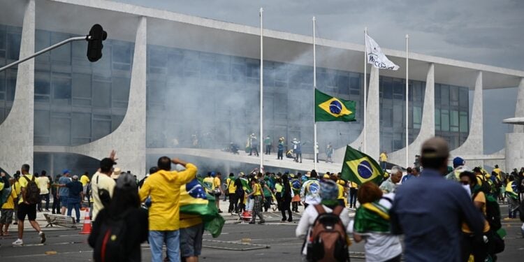 Οπαδοί του Μπολσονάρου εισβάλλουν στο Κογκρέσο της Βραζιλίας(Φωτ.: EPA/Anre Borges)