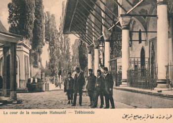 Η αυλή του τεμένους που είναι αφιερωμένο στην Γκιουλμπαχάρ, σε καρτ ποστάλ εποχής (πηγή: karalahana.com)