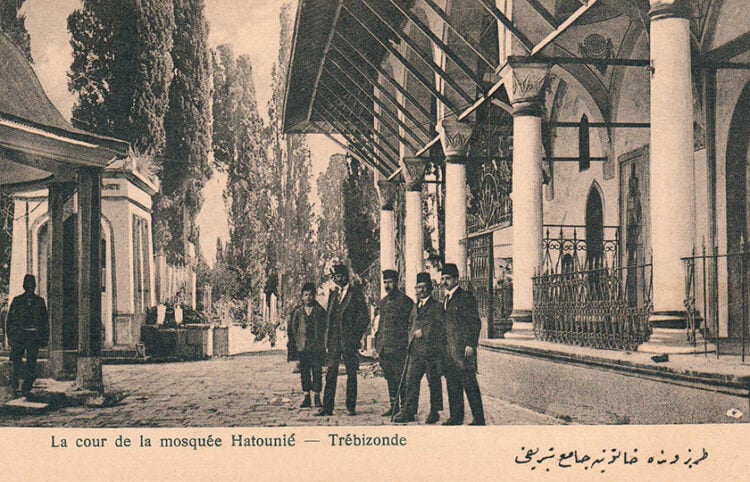 Η αυλή του τεμένους που είναι αφιερωμένο στην Γκιουλμπαχάρ, σε καρτ ποστάλ εποχής (πηγή: karalahana.com)