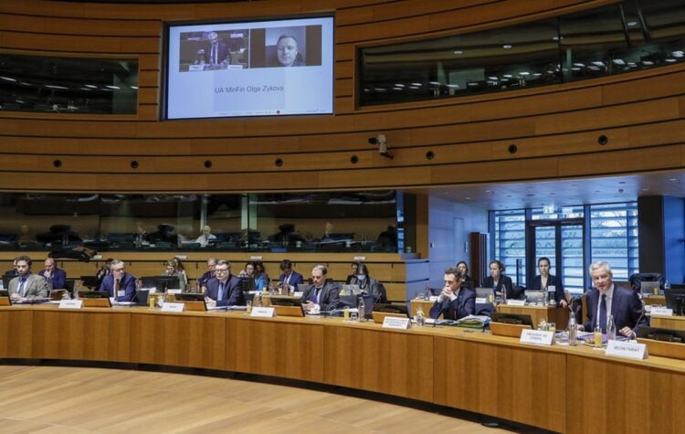 Ο υπουργός Οικονομικών της Ουκρανίας  Σέρχιι Μαρτσένκο (στην οθόνη) μιλά σε συνεδρίαση του Ecofin τον Απρίλιο του 2022 (Φωτ.: EPA/Julien Warnand)
