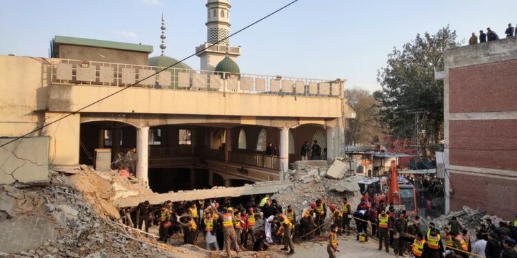 Διασώστες ψάχνουν για επιζώντες σε τζαμί στην πόλη Πεσαβάρ του βορειοδυτικού Πακιστάν μετά από επίθεση αυτοκτονίας (Φωτ.: EPA/Bilawal Arbab)