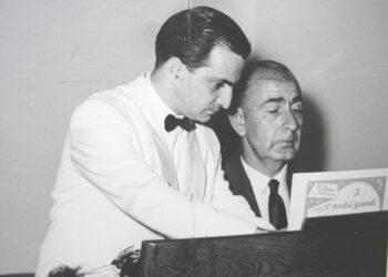 Ο Σμυρνιός συνθέτης με τον τραγουδιστή Γιάννη Νικολαΐδη (πηγή: el.wikipedia.org/Γιώργος Κάρτερ)