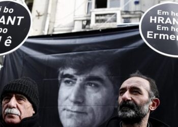 Συγκέντρωση για την επέτειο της δολοφονίας του Αρμένιου δημοσιογράφου Χράντ Ντίνκ  στην Κωνσταντινούπολη έξω από την εφημερίδα  Agos  όπου εργαζόταν (Φωτ.: EPA/Sedat Suna)