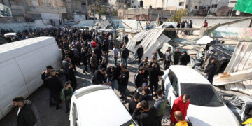 Παλαιστίνιοι επιθεωρούν κατεστραμμένα αυτοκίνητα μετά την έφοδο των ισραηλινών δυνάμεων στην Τζενίν, στη Δυτική Όχθη (φωτ.: EPA / Alaa Badarneh)