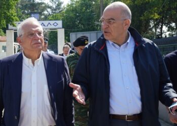 Στιγμιότυπο από παλαιότερη επίσκεψη του Ζοζέπ Μπορέλ στην Ελλάδα. Εδώ με τον υπουργό Εξωτερικών Νίκο Δένδια, στις Καστανιές του Έβρου (φωτ.: EPA/Charis Akriviadis/ Handout)