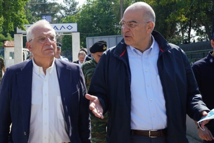 Στιγμιότυπο από παλαιότερη επίσκεψη του Ζοζέπ Μπορέλ στην Ελλάδα. Εδώ με τον υπουργό Εξωτερικών Νίκο Δένδια, στις Καστανιές του Έβρου (φωτ.: EPA/Charis Akriviadis/ Handout)