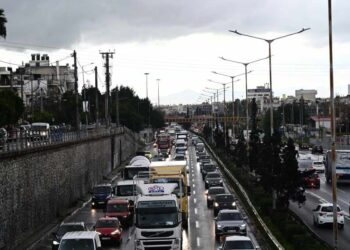 Σημερινή εικόνα από την Εθνική Οδό Αθηνών-Λαμίας, στο ύψος του Κηφισσού, όπου επίσης υπήρχαν κυκλοφοριακά προβλήματα (φωτ.: Μιχάλης Καραγιάννης/EUROKINISSI)