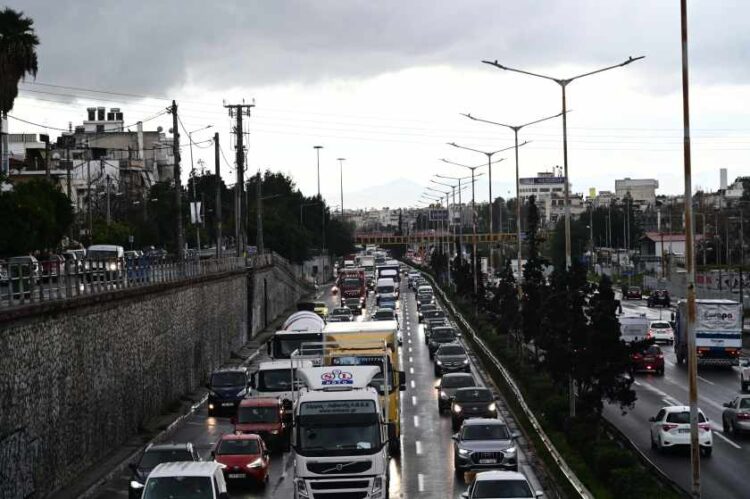 Σημερινή εικόνα από την Εθνική Οδό Αθηνών-Λαμίας, στο ύψος του Κηφισσού, όπου επίσης υπήρχαν κυκλοφοριακά προβλήματα (φωτ.: Μιχάλης Καραγιάννης/EUROKINISSI)