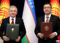 Οι πρόεδροι του Ουζμπεκιστάν και του Κιργιστάν κατά τη διάρκεια της συνάντησής τους στην Μπισκέκ (φωτ.: EPA / Igor Kovalenko)