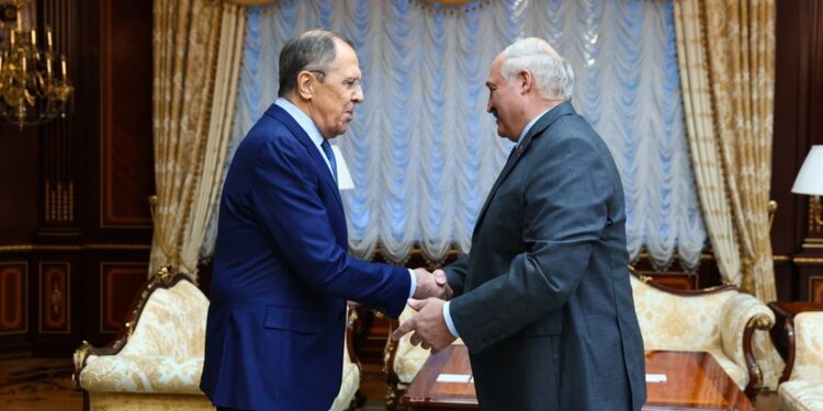 Θερμή χειραψία ανάμεσα στον Ρώσο ΥΠΕΞ Σεργκέι Λαβρόφ και τον Λευκορώσο πρόεδρο Αλεξάντρ Λουκασένκο στο Μινσκ (Φωτ.:EPA/Russian Foreign Ministry Press Service)