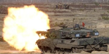 Γερμανοί στρατιώτες επιβαίνουν σε άρμα μάχης Leopard 2, στη διάρκεια άσκησης του ΝΑΤΟ. Η Γερμανία πρόκειται να στείλει 14 Leopard 2 στην Ουκρανία έως τις αρχές Απριλίου (φωτ.: EPA/Valda Kalnina)