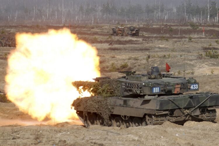 Γερμανοί στρατιώτες επιβαίνουν σε άρμα μάχης Leopard 2, στη διάρκεια άσκησης του ΝΑΤΟ. Η Γερμανία πρόκειται να στείλει 14 Leopard 2 στην Ουκρανία έως τις αρχές Απριλίου (φωτ.: EPA/Valda Kalnina)