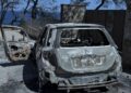 Αυτοκίνητο που έχει καταστραφεί ολοσχερώς από τη φωτιά στο Μάτι όπως το αποτύπωσε ο φακός δυο εβδομάδες μετά την τραγωδία (Φωτ.: Eurokinissi/Λυδία Σιώρη)
