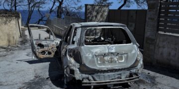Αυτοκίνητο που έχει καταστραφεί ολοσχερώς από τη φωτιά στο Μάτι όπως το αποτύπωσε ο φακός δυο εβδομάδες μετά την τραγωδία (Φωτ.: Eurokinissi/Λυδία Σιώρη)