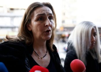 Η μητέρα του Άλκη Καμπανού, Μελίνα Κακουλίδου κάνει δηλώσεις στον Τύπο, κατά τη διάρκεια της δίκης των 12 κατηγορουμένων για τη δολοφονία του Άλκη Καμπανού στη Θεσσαλονίκη την 1η Φεβρουαρίου 2022, στο Μικτό Ορκωτό Δικαστήριο Θεσσαλονίκης, Δευτέρα 23 Ιανουαρίου 2023. (Φωτ.: ΑΠΕ-ΜΠΕ/Αχιλλέας Χήρας)