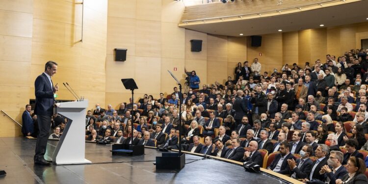 Ο πρωθυπουργός Κυριάκος Μητσοτάκης μιλάει κατά τη διάρκεια πολιτικής συγκέντρωσης της Νέας Δημοκρατίας, στο Μέγαρο Μουσικής Κομοτηνής, την Παρασκευή 13 Ιανουαρίου 2023. (Φωτ.: Γραφείο Τύπου πρωθυπουργού/ΑΠΕ-ΜΠΕ)
