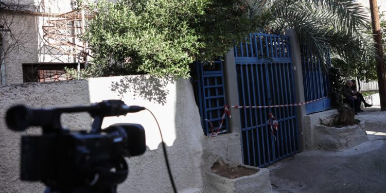 Κάμερα τηλεοπτικού συνεργείου έξω από το σπίτι επί της οδού Βοσπόρου στη Νίκαια, όπου 50χρονος έπνιξε την 54χρονη σύζυγό του, τα ξημερώματα της Κυριακής 22 Ιανουαρίου 2023. (Φωτ.: Eurokinissi/Βασίλης Ρεμπάπης)
