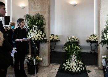 Εικόνα από την πολιτική κηδεία του ηθοποιού στο Α' Νεκροταφείο Αθηνών (φωτ.: Eurokinissi/Τατιάνα Μπόλαρη)