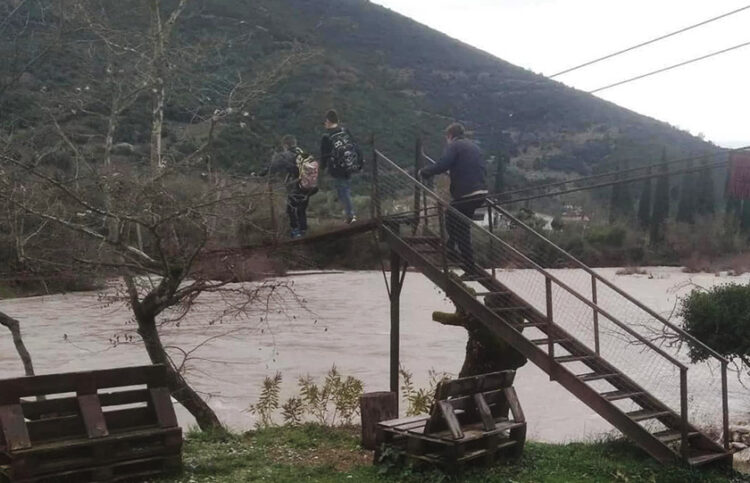 Μαθητές ανεβαίνουν στη γέφυρα που βρίσκεται πάνω από τον Εύηνο (φωτ.: Facebook / Ανδρέας Κοτσανάς)
