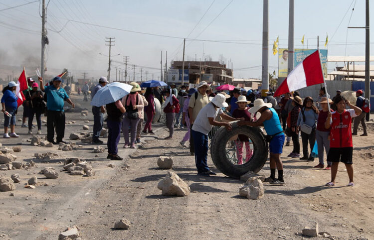 Διαδηλωτές στην πόλη Τάκνα στο νότιο Περού κρατούν κλειστό κεντρικό δρόμο (φωτ.: EPA / Rafael Arancibia)