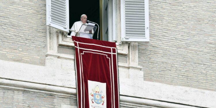 Ο πάπας Φραγκίσκος απευθύνεται στους συγκεντρωμένους στην πλατεία του Αγίου Πέτρου (Φωτ.: EPA/Vatican Media)