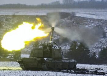 Ρωσικό άρμα βάλει κατά ουκρανικών στόχων σε περιοχή του Ντονέτσκ (Φωτ.: EPA/Russian Defence Ministry Press Service)