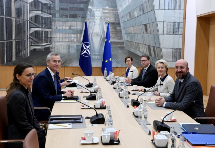 Ο γγ του NATO Γενς Στόλτενμπεργκ, ο πρόεδρος του Ευρωπαϊκού Συμβουλίου Σαρλ Μισέλ και η πρόεδρος της Ευρωπαϊκής Επιτροπής Ούρσουλα φον ντερ Λάιεν (φωτ.: EPA/John Thys/ POOL)