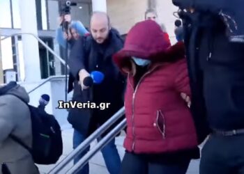 Η 29χρονη που κατηγορείται ότι πέταξε το 11 μηνών βρέφος της στον Αλιάκμονα βγαίνει από το δικαστικό μέγαρο της Βέροιας (Φωτ.: InVeria.gr)