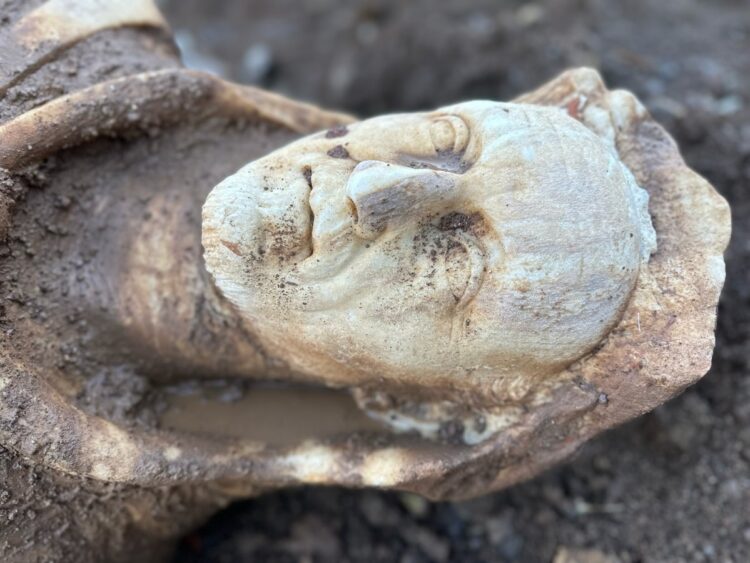 Τα χαρακτηριστικά του αγάλματος που έπεισαν τους αρχαιολόγους για την ταυτότητά του είναι το ρόπαλο και το δέρμα λιονταριού, το οποίο καλύπτει το κεφάλι του (φωτ.: facebook/Parco Archeologico dell'Appia Antica)