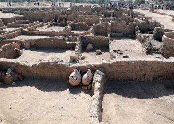 Το 2021 μια ομάδα Αιγύπτιων αρχαιολόγων ανακάλυψε «τη μεγαλύτερη αρχαία πόλη στην Αίγυπτο», ηλικίας άνω των 3.000 ετών, στη δυτική όχθη του Λούξορ, όπου βρίσκονται οι περίφημες Κοιλάδες των Βασιλέων και των Βασιλισσών (φωτ.: EPA/Khaled Elfiqi)