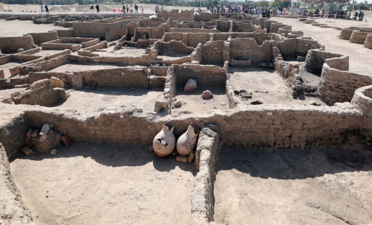 Το 2021 μια ομάδα Αιγύπτιων αρχαιολόγων ανακάλυψε «τη μεγαλύτερη αρχαία πόλη στην Αίγυπτο», ηλικίας άνω των 3.000 ετών, στη δυτική όχθη του Λούξορ, όπου βρίσκονται οι περίφημες Κοιλάδες των Βασιλέων και των Βασιλισσών (φωτ.: EPA/Khaled Elfiqi)
