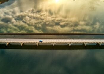 Η γέφυρα που διασχίζει την τεχνητή λίμνη της Αγίας Βαρβάρας στο φράγμα του Αλιάκμονα (φωτ. αρχείου: MOTIONTEAM)