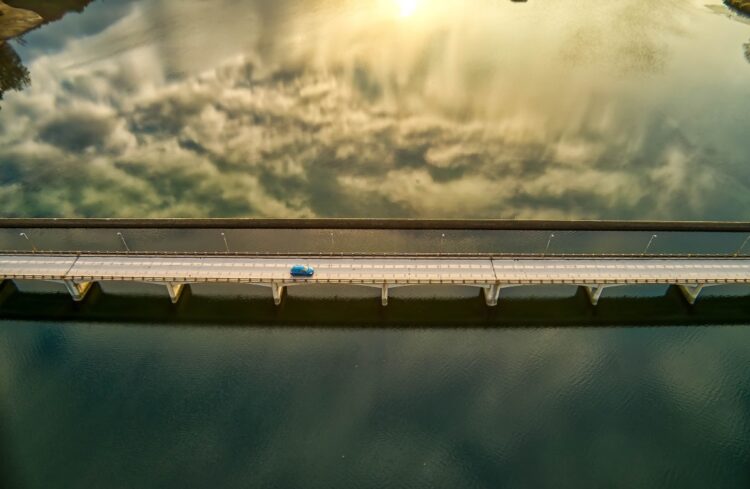 Η γέφυρα που διασχίζει την τεχνητή λίμνη της Αγίας Βαρβάρας στο φράγμα του Αλιάκμονα (φωτ. αρχείου: MOTIONTEAM)