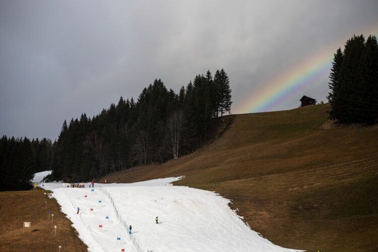 Σκιέρ στις Άλπεις προσπαθούν να κάνουν σκι με ελάχιστο χιόνι, λόγω των υψηλών θερμοκρασιών στην περιοχή (φωτ.: EPA/Christian Bruna)