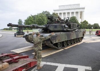 Στρατιώτης κατευθύνει ένα άρμα μάχης M1 Abrams προκειμένου να πάρει θέση για την εθνική παρέλαση στο κέντρο της Ουάσινγκτον (φωτ.: EPA/Erik S. Lesser)