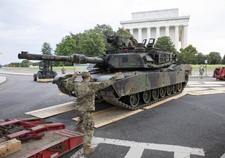 Στρατιώτης κατευθύνει ένα άρμα μάχης M1 Abrams προκειμένου να πάρει θέση για την εθνική παρέλαση στο κέντρο της Ουάσινγκτον (φωτ.: EPA/Erik S. Lesser)