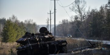 Πυρπολημένο άρμα μάχης στην περιοχή του Ντόνετσκ, που πλήττεται τις τελευταίες ημέρες από εκτεταμένες ρωσικές επιθέσεις (φωτ.: EPA/Oleg Petrasyuk)
