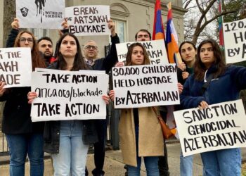 Στιγμιότυπο από τη διαμαρτυρία των μελών της αμερικανοαρμενικής κοινότητας στην Ουάσιγκτον, τα οποία συγκεντρώθηκαν κοντά στην πρεσβεία του Αζερμπαϊτζάν (φωτ.: facebook/Αρμενική Εθνική Επιτροπή της Αμερικής)